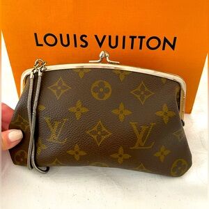 LOUIS VUITTON Authentic Monogram Purse Kiss-lock Wristlet with Original Chain.